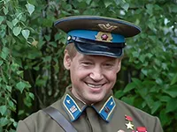 Дмитрий Харатьян в роли лётчика Вадима Соколова Дмитрий Харатьян в роли лётчика Вадима Соколова